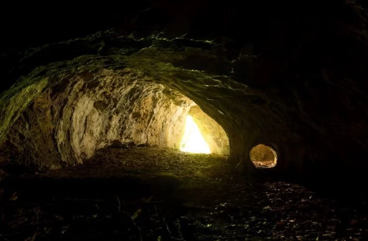 Feuersteinwerkzeuge, die vor mehr als 50 Jahren in der Tunel-Wielki-Höhle entdeckt wurden, sind auf eine halbe Million Jahre datiert